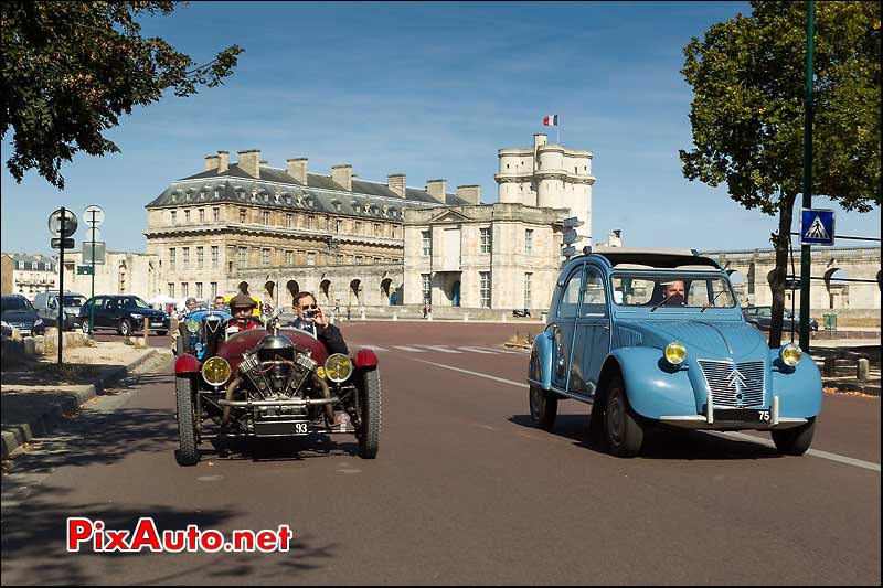 tricyclecars et 2CV a travers vincennes