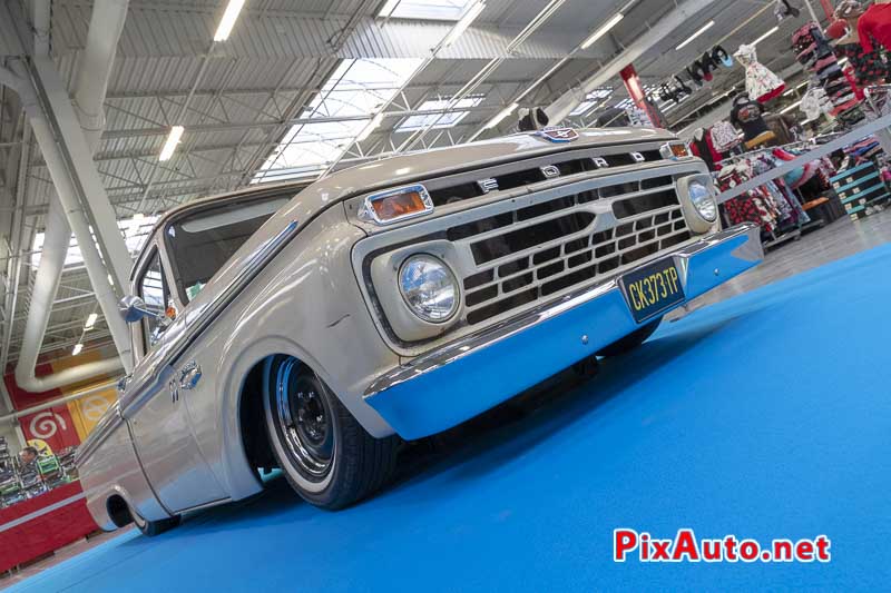 Salon Automedon, Pick-up Ford 100